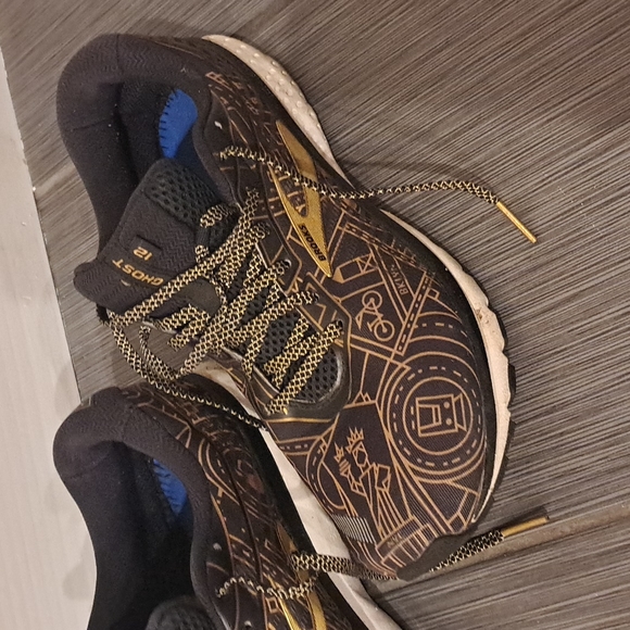 Brooks size 11 - NYC Edition Brooklyn themed - Picture 3 of 8